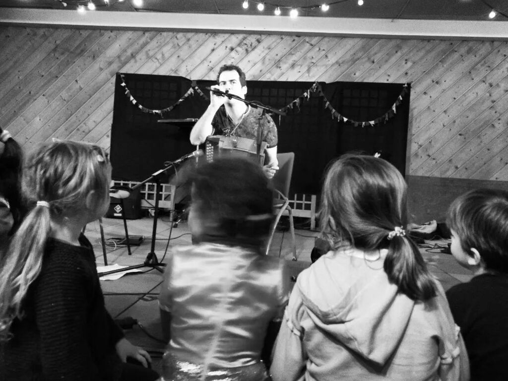 raydacteur's tweet image. [Instagram post] Public conquis pour Loig Troël au #festnoz de #Daoulas
#laclwasseàDaoulas 
@loigtroel