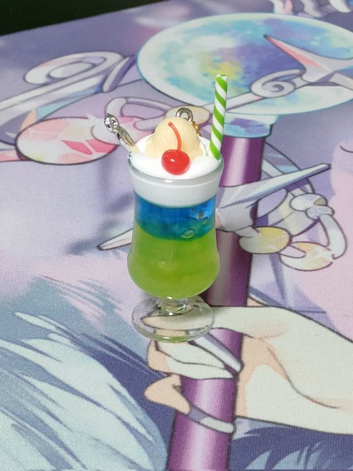 300円ガチャカラフルクリームソーダ!!
ねんどろとの比較でもわかるかな?結構でかい
ドール遊びだと1/6でもデカく1/4だとちょっと小さいかな
その分ボリュームがある 