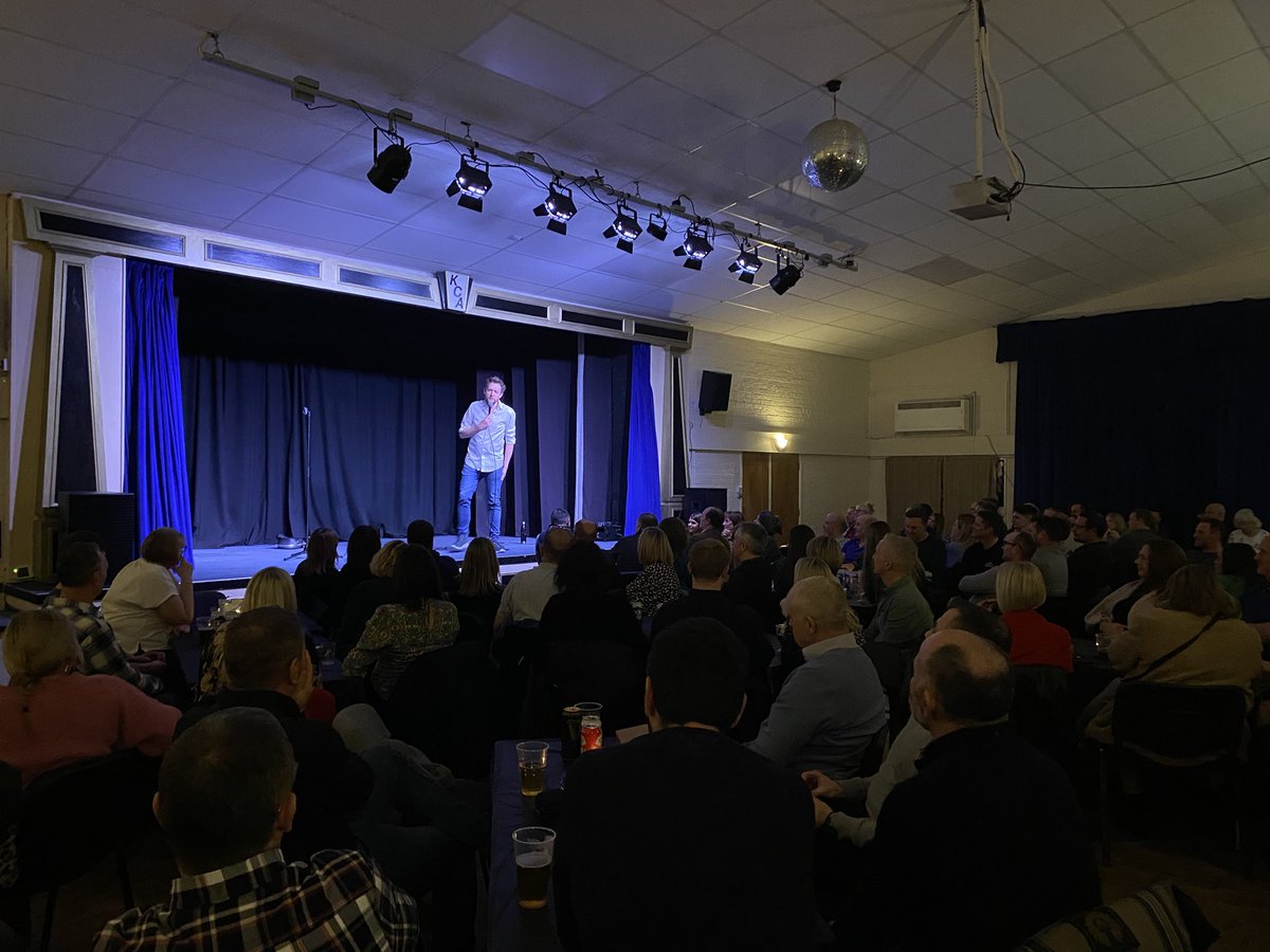 Had a fun night at Kedington Comedy Night. I did nearly burn the place to the ground when I set fire 🔥 to my pizza box, turns out wee Tlights and cardboard don’t mix lol 🤦‍♂️🤷‍♂️ thanks for having me, sorry about the smoke 🙏👏 
#comedy #livecomedy #comedygig #comedynight #comedians