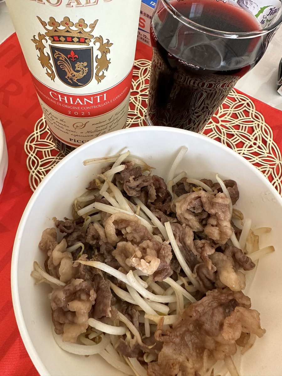 ozzyiida's tweet image. 夕食まず一品目は和牛ともやしの焼肉。ドリンクはコップでキャンテイ。ブラディメアリーのアテにシーフード。タコスシーズニング、ターメリック、レーズン入りのオリジナルカレー風煮物。これを茹でたブロッコリーの芯に乗せて。サーモンのガーリックバター焼き、セーイカも。

#DOCG
#イタリアワイン