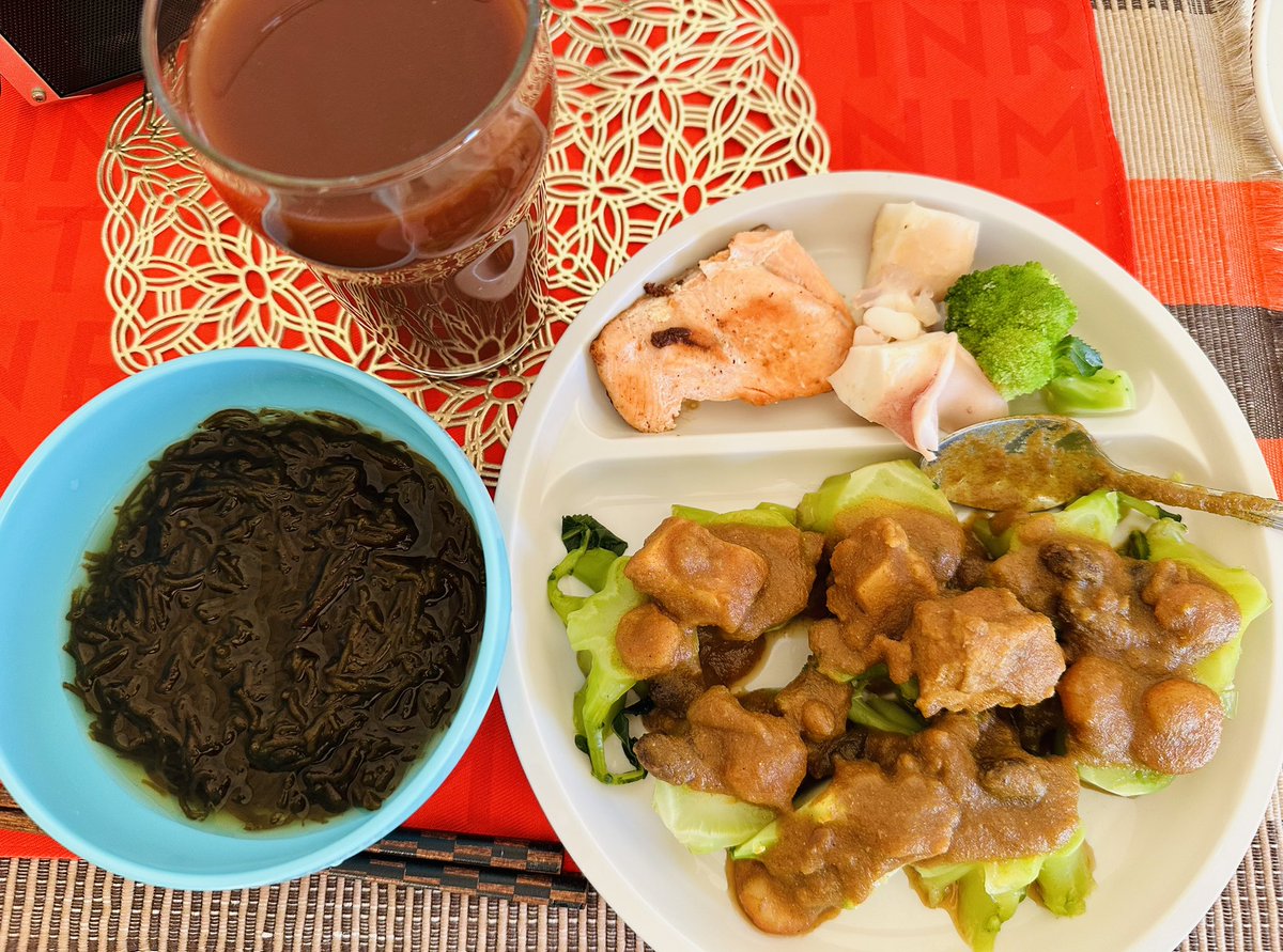 ozzyiida's tweet image. 夕食まず一品目は和牛ともやしの焼肉。ドリンクはコップでキャンテイ。ブラディメアリーのアテにシーフード。タコスシーズニング、ターメリック、レーズン入りのオリジナルカレー風煮物。これを茹でたブロッコリーの芯に乗せて。サーモンのガーリックバター焼き、セーイカも。

#DOCG
#イタリアワイン