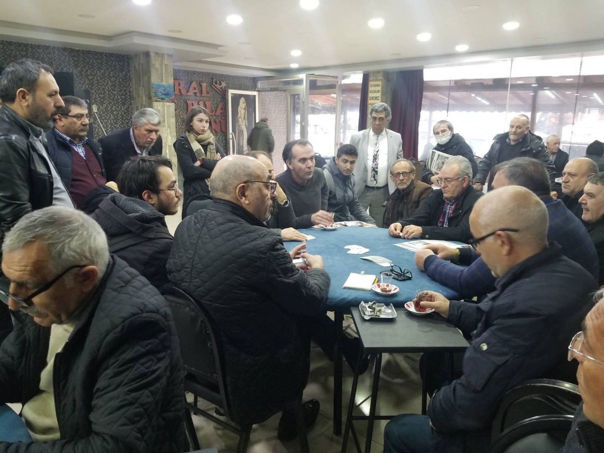 cetineren_aday's tweet photo. Esenyurt'ta Mardinlilerin kahvesinde arkadaşlarımız  "Faşizme ölüm halka hürriyet" dediler ve bizi masalarına davet ettiler. Bir arada duramayan altılı masadan, bu masanın Erdoğan'ı gönderme imkanı olmadığından söz ettik. 

O soru yine soruldu: "O zaman siz devrim diyorsunuz?" https://t.co/l6ffRKumAd