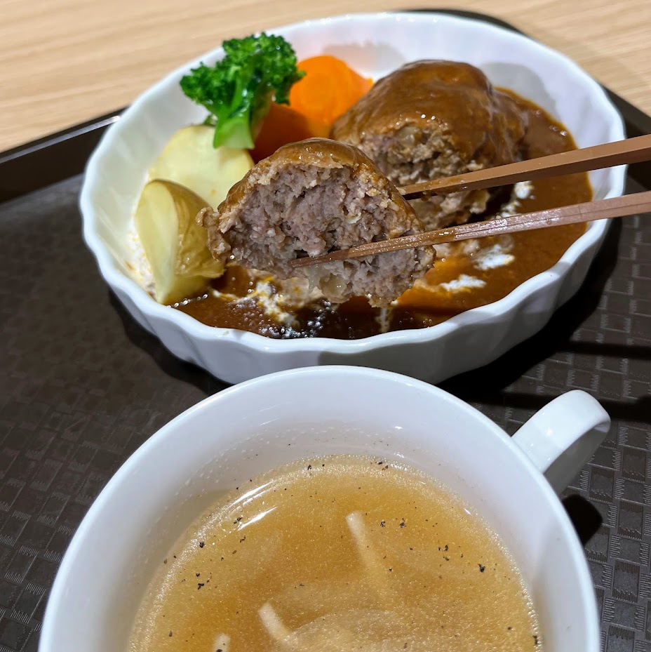 uedameguru's tweet photo. 道の駅・マルメロの駅ながと
【黒耀キッチン】
農産物直売所とレストランがあります🤗
#長和町 #道の駅グルメ #マルシェ黒耀 https://t.co/d4dNT47ZmW