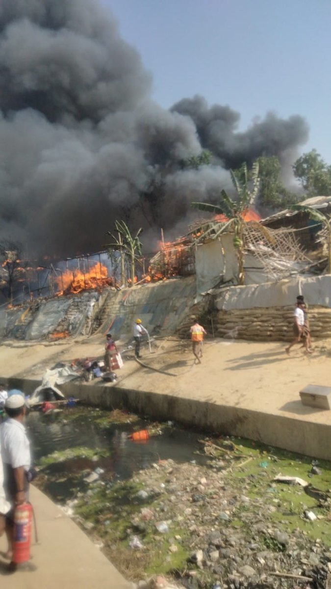 Being sent disturbing images directly from #Balukhali camp #Bangladesh of firebreak out. The camp incharge must do everything to safe lives
#happeningNowRohingyaRefugeeCamps23
#Firebreakout