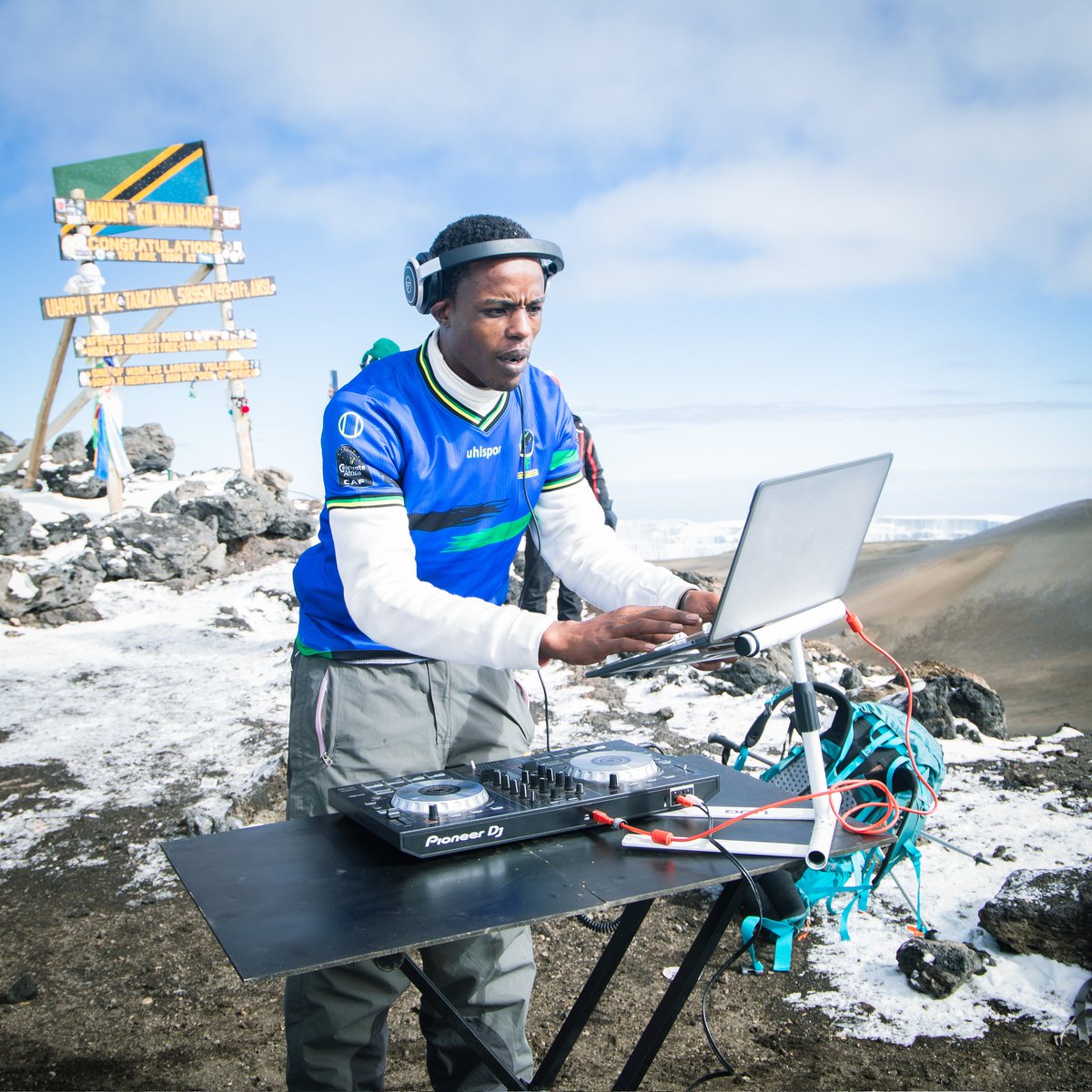 TheCitizenTz's tweet photo. PEAK RECORD 

Tanzania's @DjJoozey becomes world's 1st DJ to play on Africa's highest peak which is also the world's highest free-standing mountain, #Kilimanjaro.

Sets record for playing a set selection at 5,895 metres (19,341 ft) above sea level. https://t.co/M9HFCeDDTe