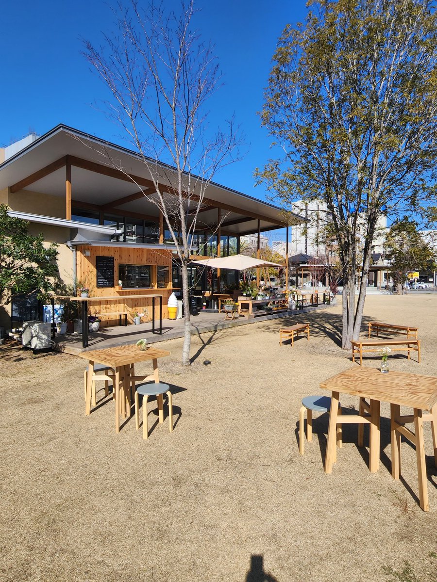 kuuipo0572's tweet photo. 聖地巡礼①中央公園
公園内に有る レストランの #Enlee さんのシュークリームとパウンドケーキをテイクアウトして日差しがあって暖かかったので外のベンチでりんりんコンビの植樹した薔薇の苗を愛でながら美味しく頂きました😋
#福山市 #ももクロ春一 #福山春一応援 #ももクロ https://t.co/2t5RjA57Nx