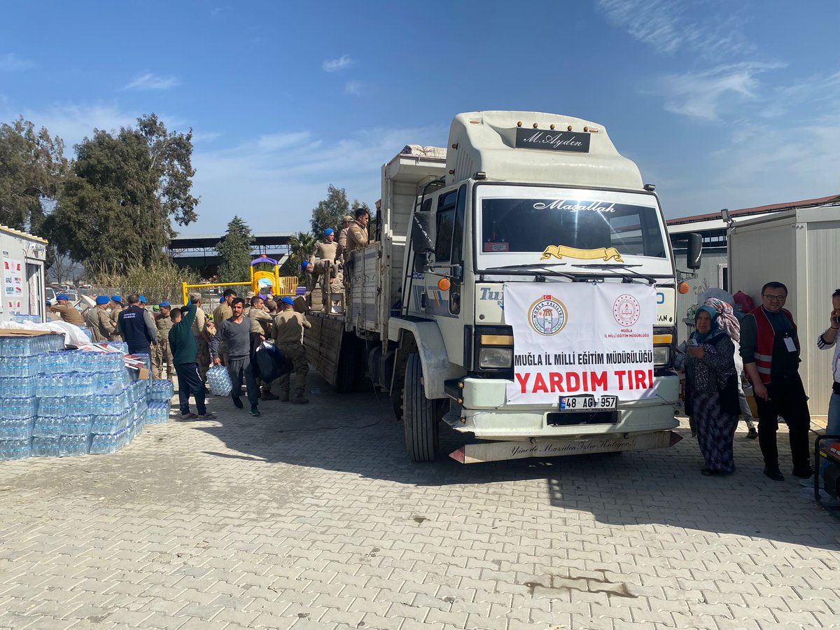 mugla_mem's tweet photo. Meslek liselerimiz deprem bölgesindeki ihtiyaçların karşılanması için üretmeye devam ediyor✔️
📍Hatay

Afet bölgesindeki çadır ve konteynerde kalan vatandaşlarımız için gönderilen masa ve tabureler, Mehmetçiğimizin desteğiyle teslim edildi.
@tcmeb @emrecay55 

El Ele Aşıyoruz 🇹🇷 https://t.co/NjYCBSxVjp