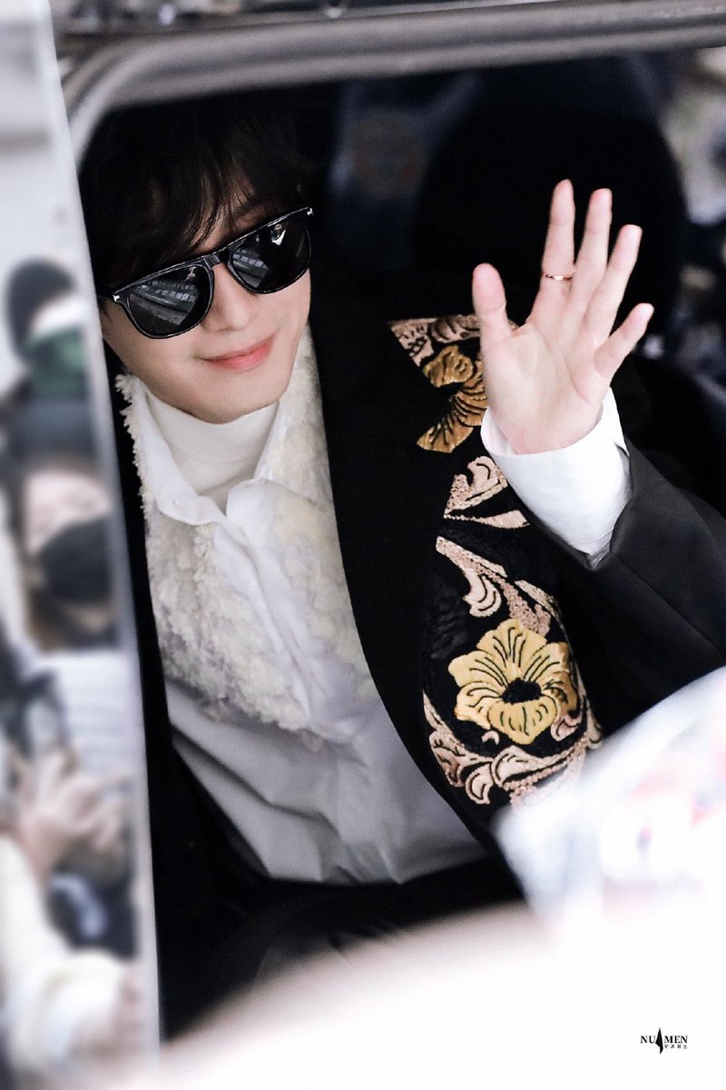 yytz0517's tweet photo. Black and gold and white?!!!! He looks like a real Prince!!!!! 💚💚💚💚😭

CHENGYI FOR LANVIN
#ChengyixLanvinFW23 #ChengYi https://t.co/AKIpEUeuxp