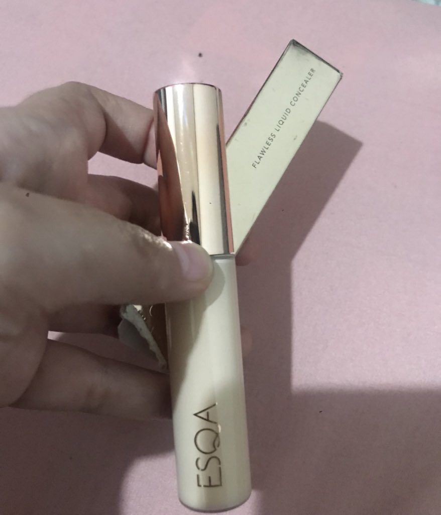 lopmatchaaa's tweet photo. Wts Esqa Concealer shade Vanilla, dijual karena shadenya keputihan:( baru dipake 2x eapzz
💰85k
#wts #wtb #zonauang #ZonaBA #zonaba #esqa https://t.co/qSEc4ZouNn