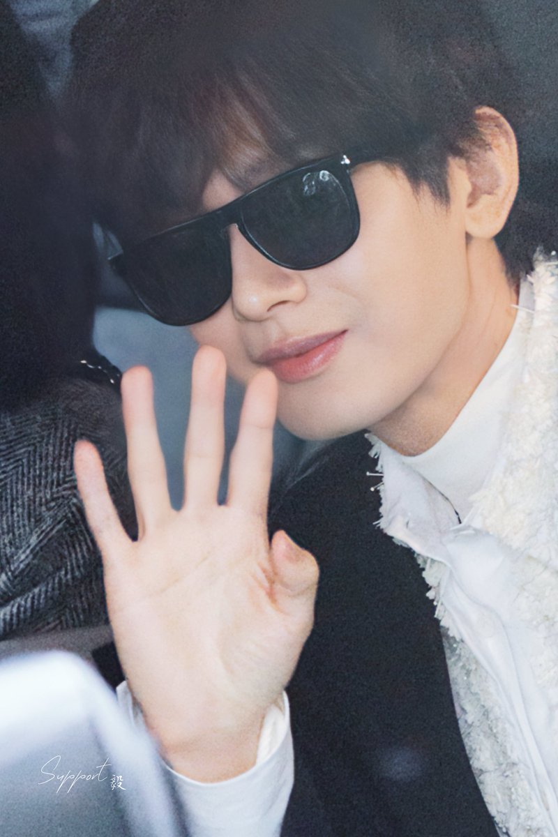 CYaishiteru's tweet photo. I WANNAA CRYYYYYYYYYYYYYYYYYY!!!!!!!!! BABY CHENGYI SO HANDSOMEEEEEEEEEE!!!!!!!!!! MY PRINCEEEEEE!!!!!!!!! AAAAAAAAAAHHHHHHH!!!!! LOVE YOUUUUU!!!!!!!!!!!!!! 
AWESOME PARIS FASHION WEEK @Lanvin 
CHENGYI FOR LANVIN
#ChengYixLanvinFW23 https://t.co/1m0LGkE4Zn