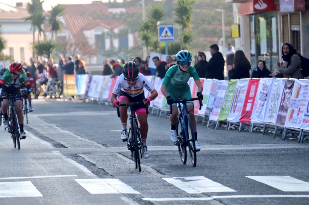 RFECiclismo's tweet photo. #CopaEspañaFemCofidis | ¡Paula Ostiz del Ermitagaña se hace con el triunfo! 🥇
🥈 Leyre Almena (Teika)
🥉 Lidia Castro (Río Miera)

➡️ La corredora navarra consigue el triunfo tras un apretado sprint

@ciclistacofidis 
@fcciclismo https://t.co/kQTPx4M681