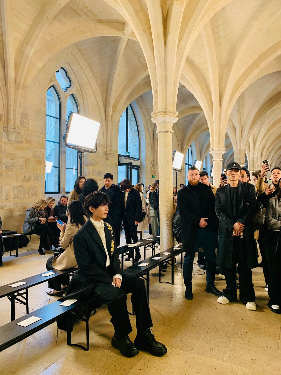 formay17chengyi's tweet photo. AND CHENGYI IS SEATED FRONT ROW!!!!!! @LANVIN

CHENGYI FOR LANVIN
#ChengYixLanvinFW23 https://t.co/TatiMo0F8Q