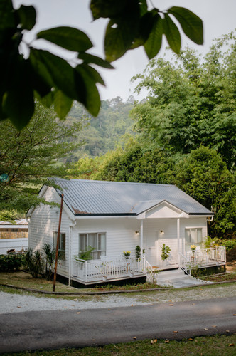 staycationig's tweet photo. Homestay serba putih tarikan staycation menarik di Rawang. 

Bagi yang ingin bercuti dekat Selangor tuu ni ada satu homestay menarik untuk korang seisi keluarga. Memang serba putih homestaynya. Apa yang menarik lagi homestay ini dikelilingi oleh sungai, air terjun dan hutan hijau https://t.co/3NbHzdaynH
