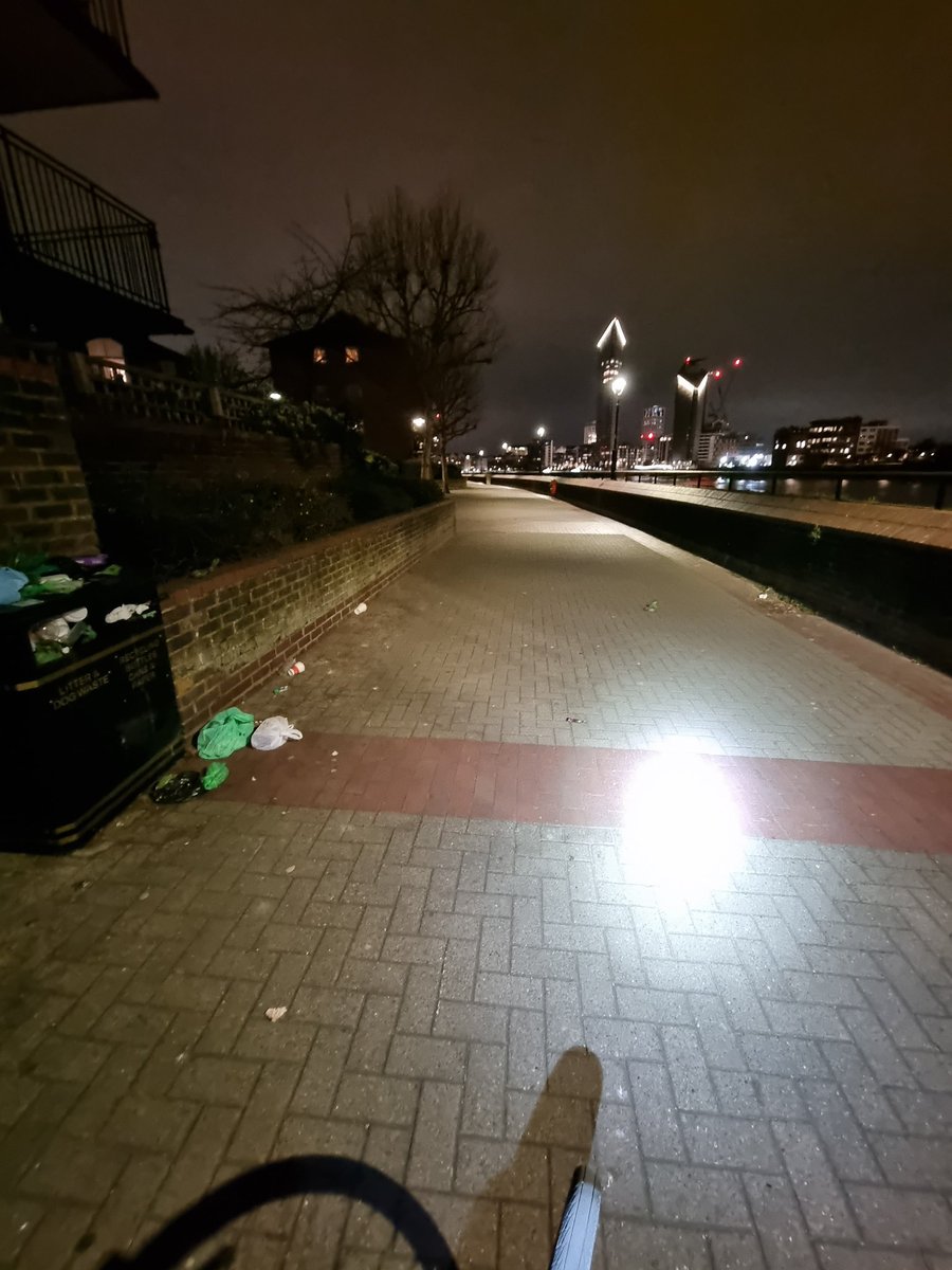 BatterseaBeach's tweet photo. @wandbc @PutneyFleur PLEASE help! This bin, about 15 metres along Thames Path from Battersea Bridge towards Old Swan Wharf - constantly overflowing. 2 days now without being emptied! #plasticlitter all over and blowing into Thames! More bins &amp; empty regularly please🙏 #Thames21 https://t.co/ETsxnxmgWB
