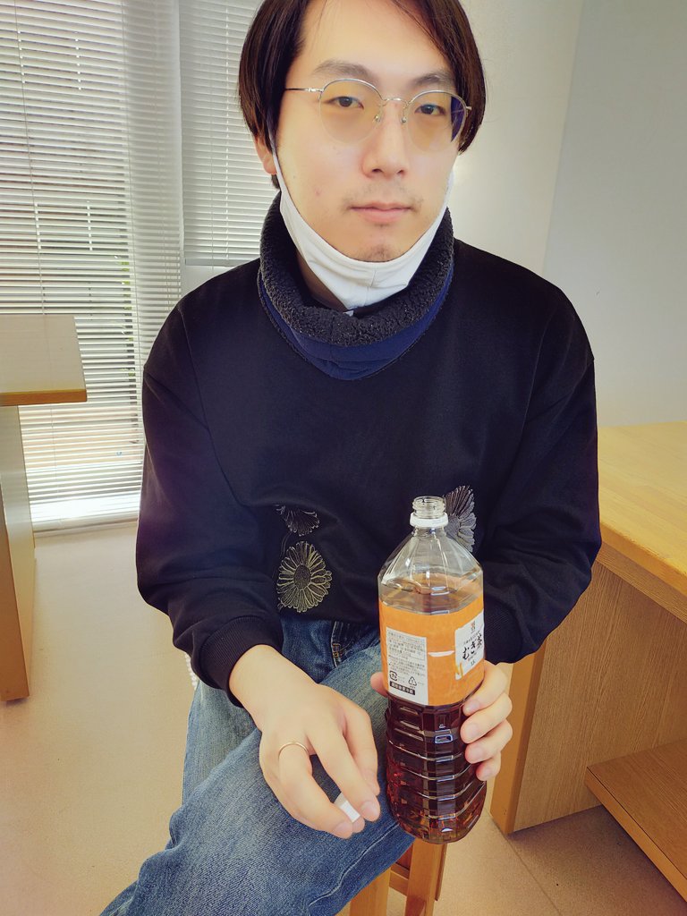 king13planning's tweet photo. 役作りのためのWS!!
互いの第一印象を出し合い、なぜそう思うのか、どこを見てそう判断したのかを皆で考える。手足の動き、姿勢、視線などなど演技に活かせるヒントが盛り盛りなWSでした😌✨第一印象を出される代表の姿です🤣
#王様の稽古場 #王様企画 #演劇稽古 https://t.co/sZNcNtlmbx