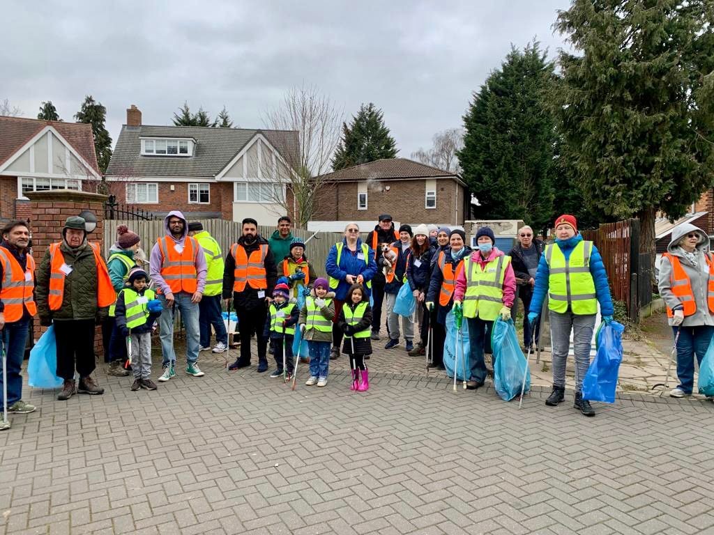 BoldGreenBham's tweet photo. The newly-constituted @HodgeHillCommon staged a community clean up yesterday, and collected 25+ bags full of rubbish in the process 👏 

People of all ages were on hand, including possibly the city's youngest litter picker (aged 11 months)! 💚 

#CleanerBrum #BeBoldBeBham https://t.co/a70HGil6mX