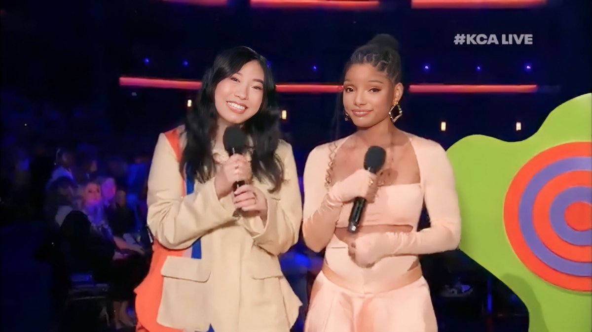 awkwafinana's tweet photo. [030523] Awkwafina and Halle Bailey at KCA show https://t.co/rYqT00ttbZ