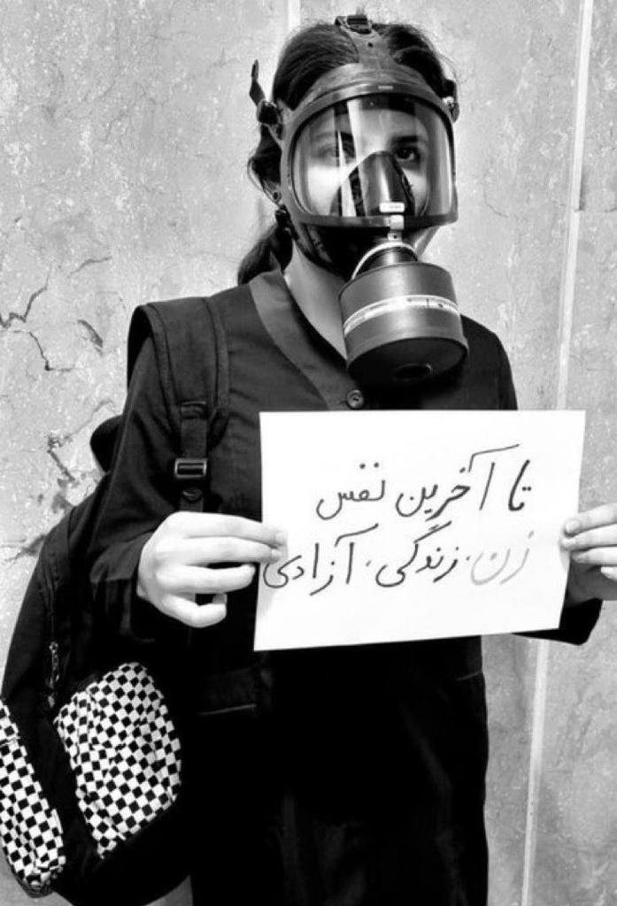 Girls in Iran continue to be chemically poisoned at school while the world looks away. Nothing scares despotic theocrats more than free, politically active girls and women. The sign says “#WomanLifeFreedom until my last breath.” Their courage is astounding
#SaveIranianSchoolgirls
