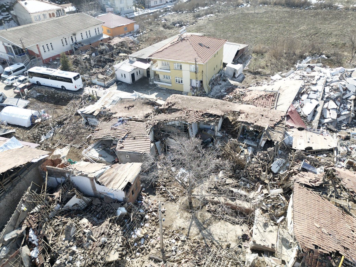 BİLGİLENDİRME | 3.670 binası yıkılan, 65.442 konutu ağır hasarlı olan, sokaklarında binalarında kimsenin kalmadığı ve 27 gündür suyu çamurlu akan hayalet şehir #Malatya, AFAD tarafından az hasar alan iller kategorisine alındı.