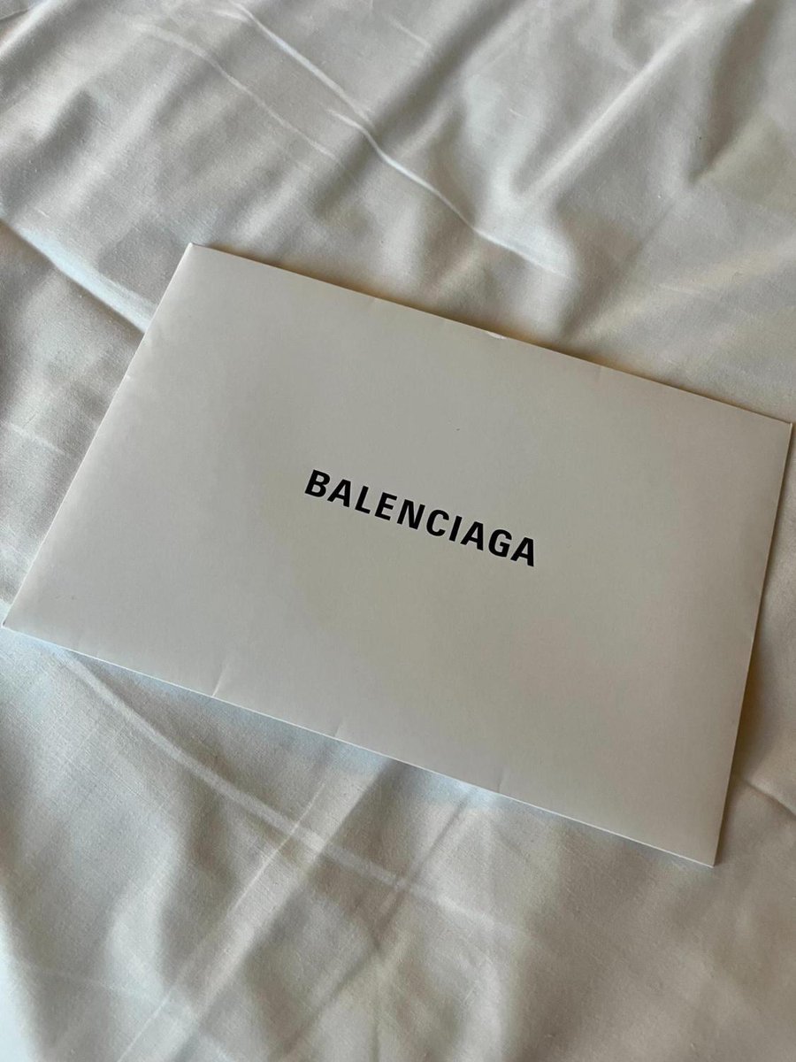 パリコレ】バレンシアガから届いた招待状の中身はテーラードジャケット