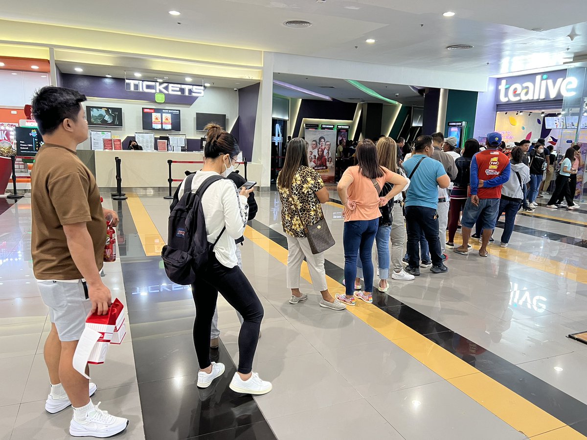 JevelsonM's tweet photo. Humahaba na ang pila para manood. 

Sunday is #MoM day.
#MartyrOrMurderer https://t.co/PmN0zVBdm8