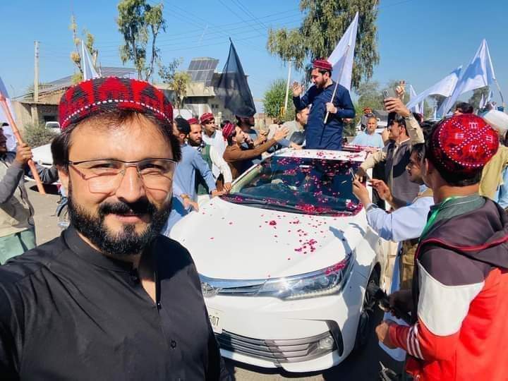 AmarkhelWazir's tweet photo. دا آدم خیل کوه دامان اولسي پاڅون وروستې پولیس د پشتون ژغورنې غورځنګ ملګرو باندې تشدد کړې او د ځان سره یې بوتلي دي
دا پولیس دغه کار مونږ په درنو ټکو غندو
مونږ امن غواړو امن زمونږ حق دے
#StopStateTerrorism
#WeWantPeace
#ShamePolice
#PTMSymbolOfPeace https://t.co/J90SvMGwxP