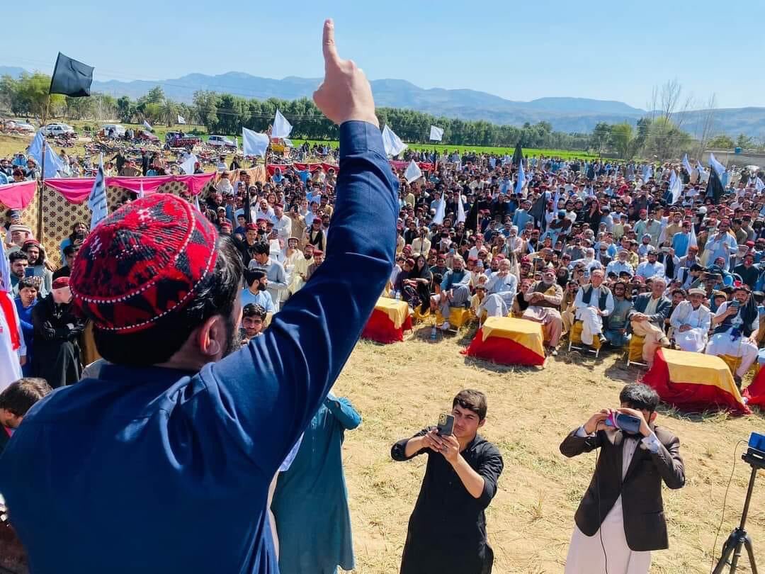 RahimWazir5's tweet photo. Mashar @ManzoorPashteen in Dara Adam Khel today .. #PTM the anti war moment in Pakhtunkhwa, Always in momentum to make Pashtun Nation unite against the proxy/dollors Wars on its land .
#PTMZindaBad https://t.co/4PoS3u59jP