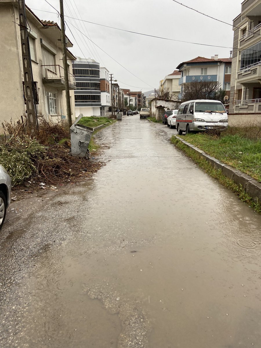 ogulcanerenn's tweet photo. @akhisarbelediye @besimecz  2015 yılında itibaren aynı sokakta yaşamaktayım , her yağmur yağdığında fotoğraflarda görülen aynı sorun ile karşılaşıyoruz daha öncede dile getirdim ancak herhangi bir iyileştirme yapılmadı. https://t.co/REFxaJHXKm