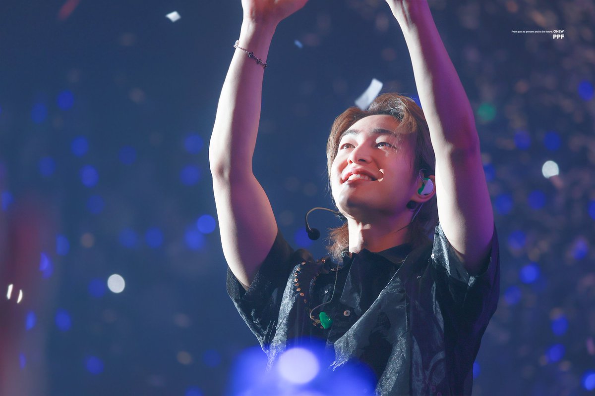 onewlee_PPF's tweet photo. ONEW 1st CONCERT
"O-NEW-NOTE"
#온유 #진기 #ONEW #달링콘 https://t.co/HlOBL8v1vt