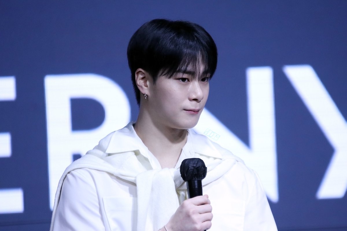 __N_D_M__'s tweet photo. 230201 GIVERNY × MOONBIN FAN SIGN EVENT
#아스트로 #ASTRO #문빈 #MOONBIN

He's like a solemn puppy; His solemn eyes that contradict his cute nose and lips. https://t.co/aPw9TxcDek