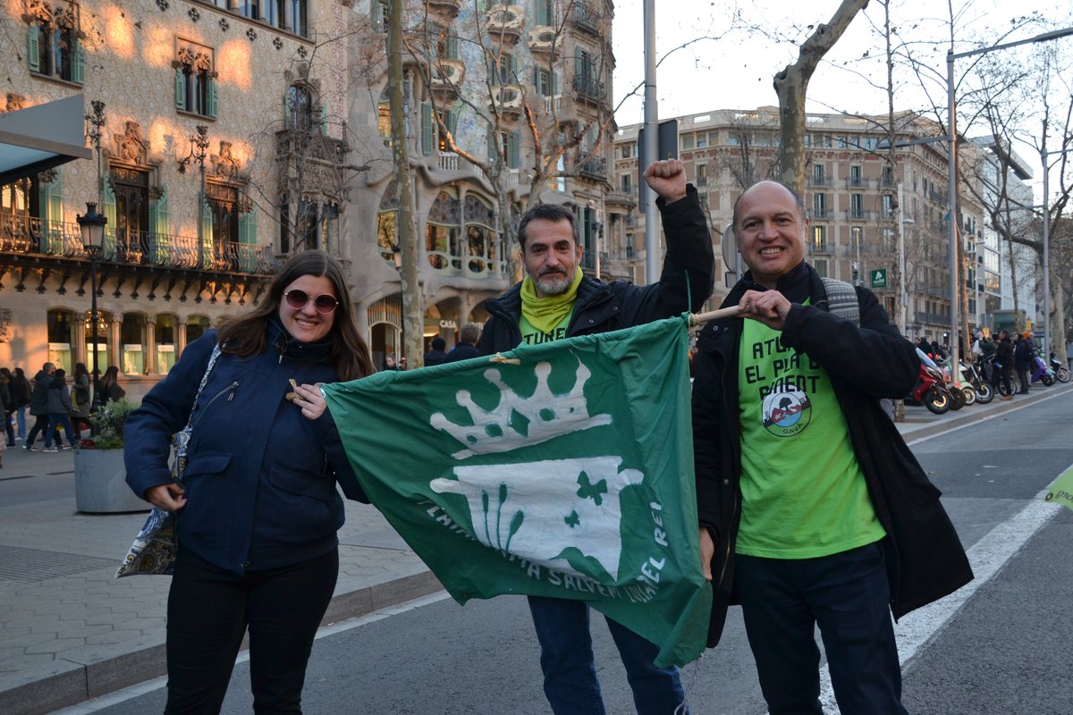 OlladelRei's tweet photo. Salvem l'Olla del Rei va estar present a la manifestació contra els grans macro projectes urbanístics:
❌Ampliació de l'Aeroport i destrucció de la Ricarda
❌Hard Rock Casino
❌IV Cinturó
❌Vallcarca
Els promotors no descansen, nosaltres tampoc, ens tindran sempre de front ‼️ https://t.co/kqiZJ0uDl3