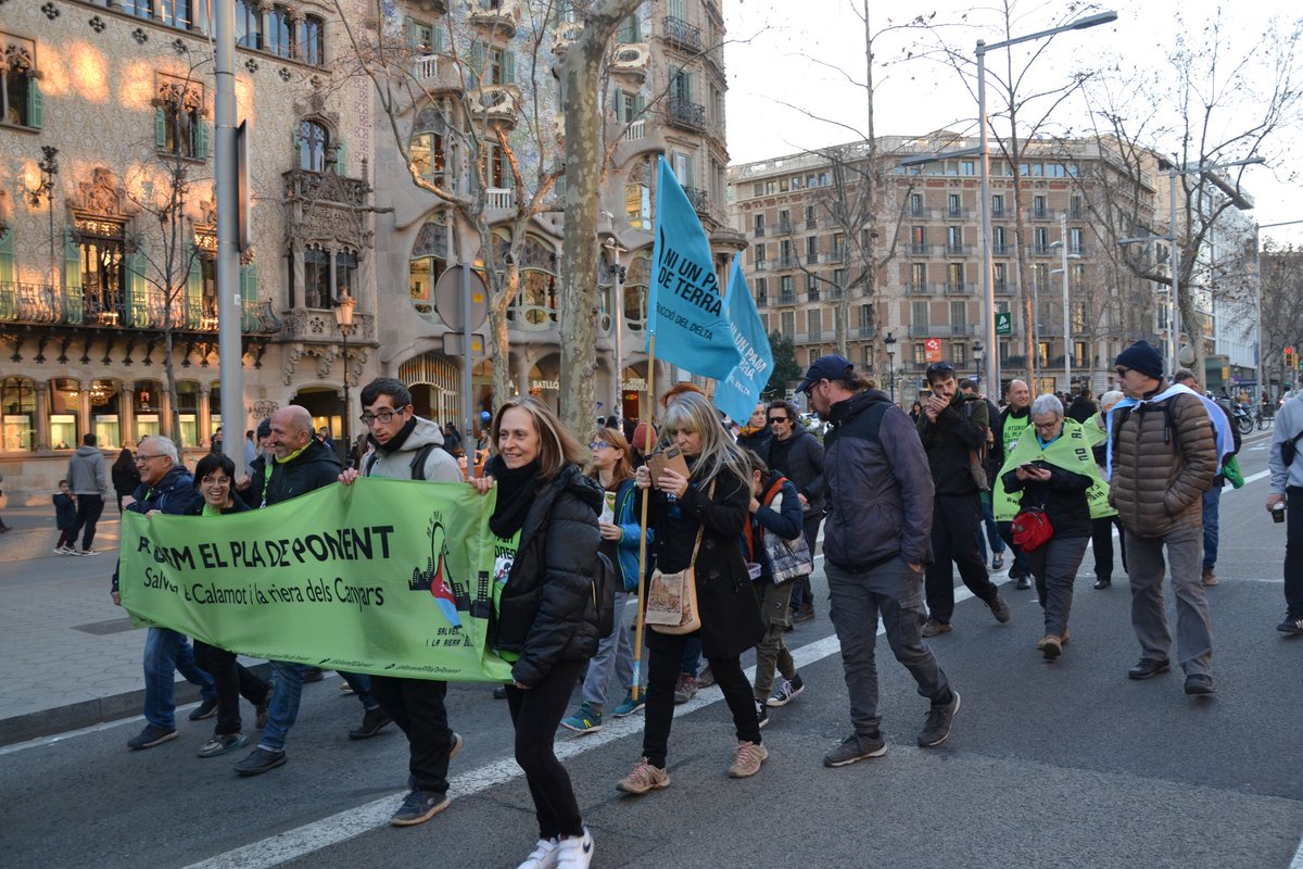 OlladelRei's tweet photo. Salvem l'Olla del Rei va estar present a la manifestació contra els grans macro projectes urbanístics:
❌Ampliació de l'Aeroport i destrucció de la Ricarda
❌Hard Rock Casino
❌IV Cinturó
❌Vallcarca
Els promotors no descansen, nosaltres tampoc, ens tindran sempre de front ‼️ https://t.co/kqiZJ0uDl3