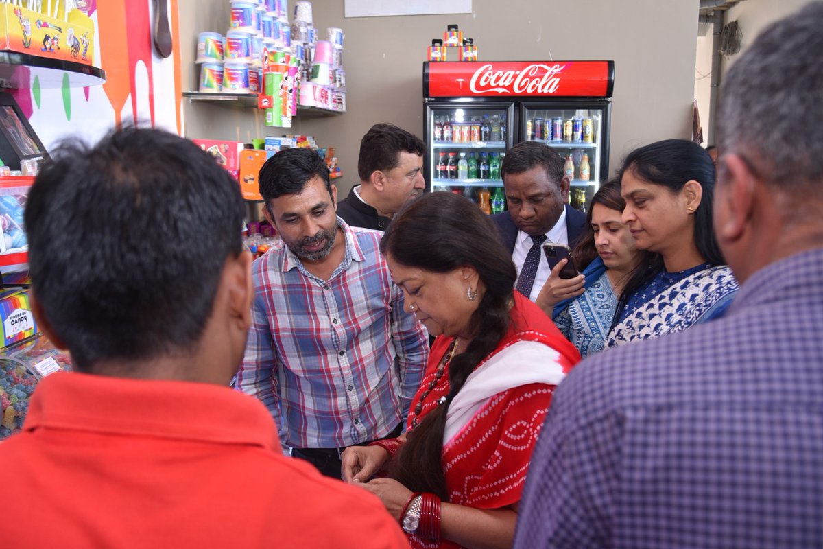 Nitin1524's tweet photo. आदरणीय @VasundharaBJP जी सालासर से जयपुर हाईवे पर नवनिर्माण रिसोर्ट हवेली पर कुछ समय के लिए रुकी। रिसोर्ट के प्रबंध निदेशक बड़े भाई साहब श्री किशोर जी ने उनके जन्मदिन के उपलक्ष मे केक कटवाया। पूर्व मुख्यमंत्री साहिबा ने रिसोर्ट का अवलोकन किया। @OfficeVRaje @m4muz https://t.co/QKCPCyDKiq