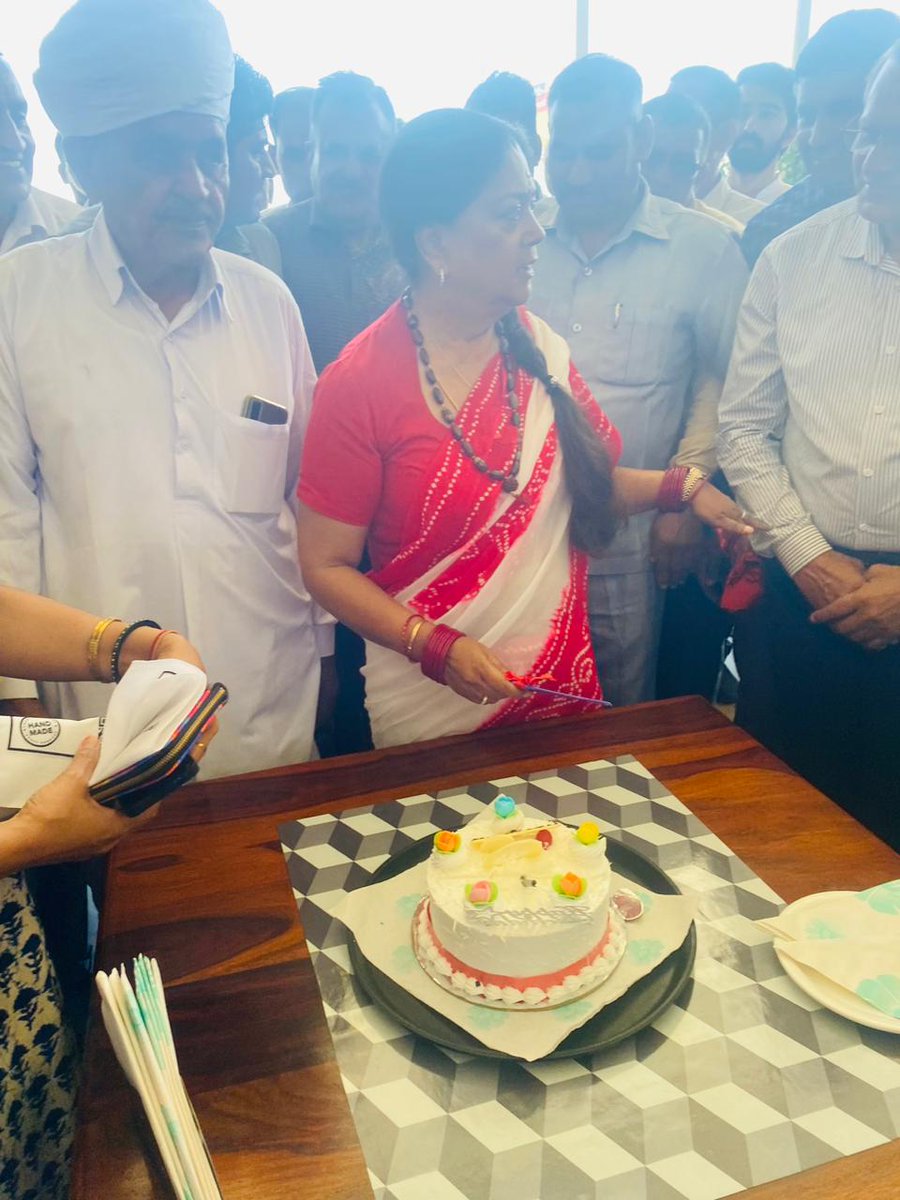 Nitin1524's tweet photo. आदरणीय @VasundharaBJP जी सालासर से जयपुर हाईवे पर नवनिर्माण रिसोर्ट हवेली पर कुछ समय के लिए रुकी। रिसोर्ट के प्रबंध निदेशक बड़े भाई साहब श्री किशोर जी ने उनके जन्मदिन के उपलक्ष मे केक कटवाया। पूर्व मुख्यमंत्री साहिबा ने रिसोर्ट का अवलोकन किया। @OfficeVRaje @m4muz https://t.co/QKCPCyDKiq