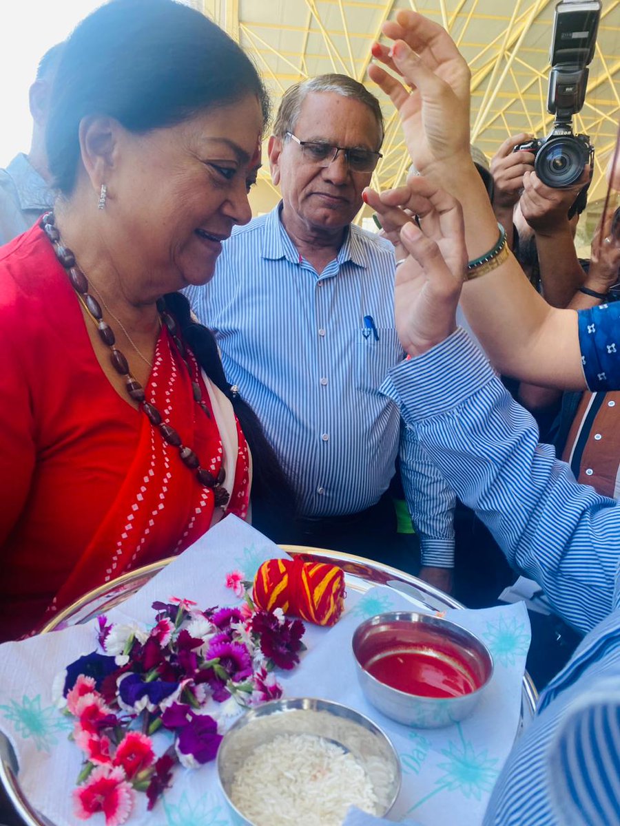 Nitin1524's tweet photo. आदरणीय @VasundharaBJP जी सालासर से जयपुर हाईवे पर नवनिर्माण रिसोर्ट हवेली पर कुछ समय के लिए रुकी। रिसोर्ट के प्रबंध निदेशक बड़े भाई साहब श्री किशोर जी ने उनके जन्मदिन के उपलक्ष मे केक कटवाया। पूर्व मुख्यमंत्री साहिबा ने रिसोर्ट का अवलोकन किया। @OfficeVRaje @m4muz https://t.co/QKCPCyDKiq