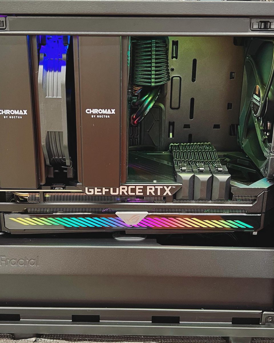 Hinokagu_Ogre's tweet photo. Mini-ITXでロマンを詰め込んだPCできた!
ケースに入るギリギリのクーラーとグラボで小さいのにi7 13700KFとRTX3080を詰めたパワーのあるマシンに仕上がったと思う!
斜めから見た時のドミネーターがめちゃお気に入り
#ROG
#FractalDesign
#Noctua
#CHROMAX
#Corsair https://t.co/AxlPLKcaQb