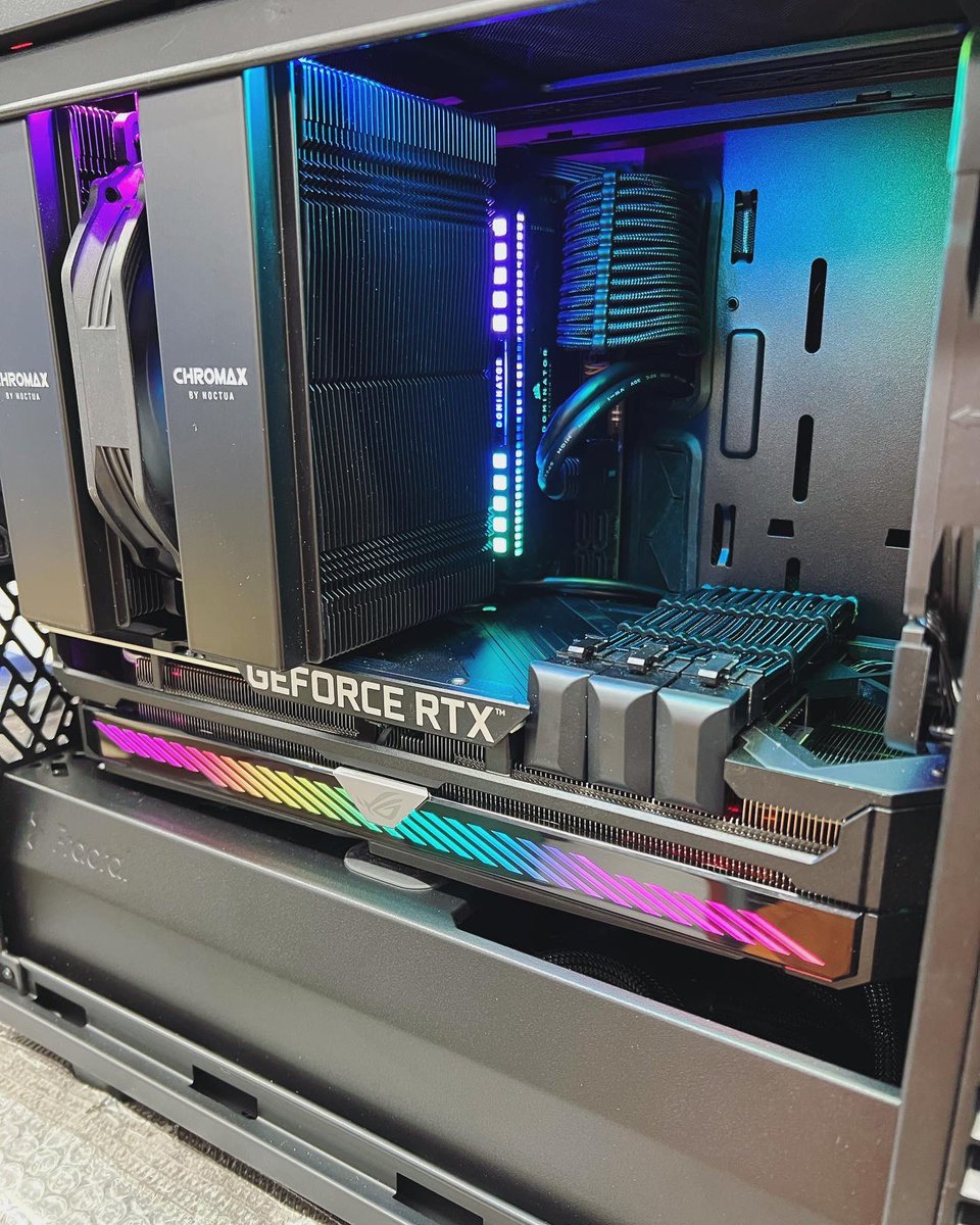 Hinokagu_Ogre's tweet photo. Mini-ITXでロマンを詰め込んだPCできた!
ケースに入るギリギリのクーラーとグラボで小さいのにi7 13700KFとRTX3080を詰めたパワーのあるマシンに仕上がったと思う!
斜めから見た時のドミネーターがめちゃお気に入り
#ROG
#FractalDesign
#Noctua
#CHROMAX
#Corsair https://t.co/AxlPLKcaQb