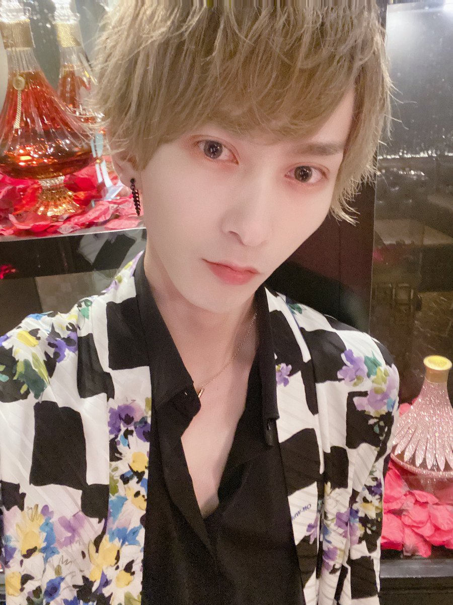 dewl_hiro's tweet photo. 今日は目立っちゃうよ✨
#歌舞伎町#ホスト#dewl#越前リョーマ#初回指名 https://t.co/VCQtjwYiIG