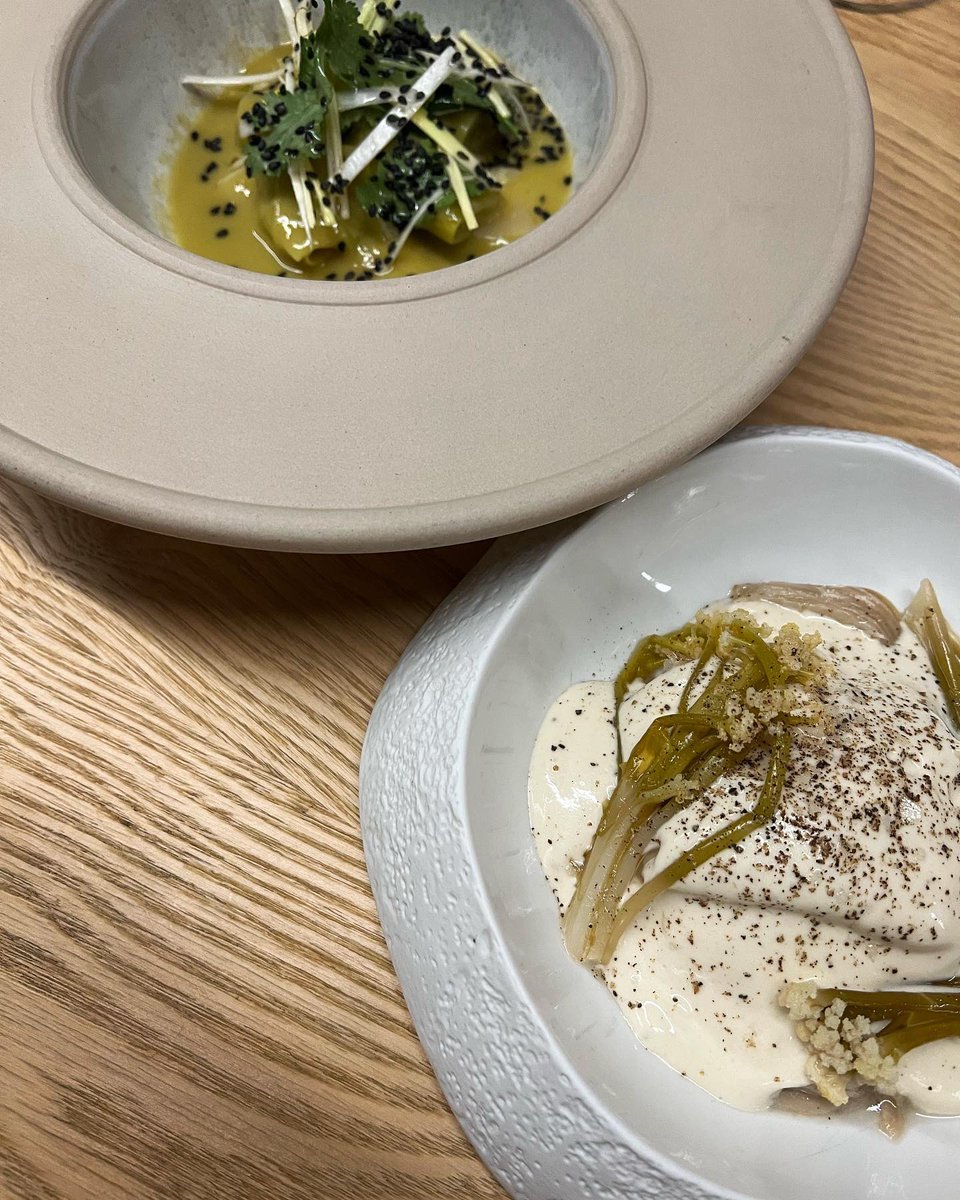 𝐗𝐄𝐈𝐓𝐎! 𝟏𝟗'𝟐𝟎"
El excelente <a href="/ipuntodominguez/">iPuNTo</a> , que cuenta con un restaurante ya consagrado en La Coruña (<a href="/NadoRestaurante/">NaDo</a> ), ha transformado el concepto desde el anterior NaDo madrileño hacia <a href="/xeito1920/">Xeito1920</a> : ahora más informal pero con mucha cocina y elaboraciones por detrás