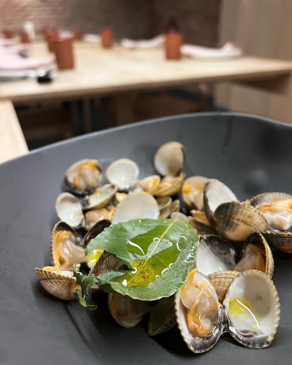 LaGastrolista's tweet photo. 𝐗𝐄𝐈𝐓𝐎! 𝟏𝟗'𝟐𝟎"
El excelente @ipuntodominguez , que cuenta con un restaurante ya consagrado en La Coruña (@NadoRestaurante ), ha transformado el concepto desde el anterior NaDo madrileño hacia @xeito1920 : ahora más informal pero con mucha cocina y elaboraciones por detrás https://t.co/bg2QoMKeOD