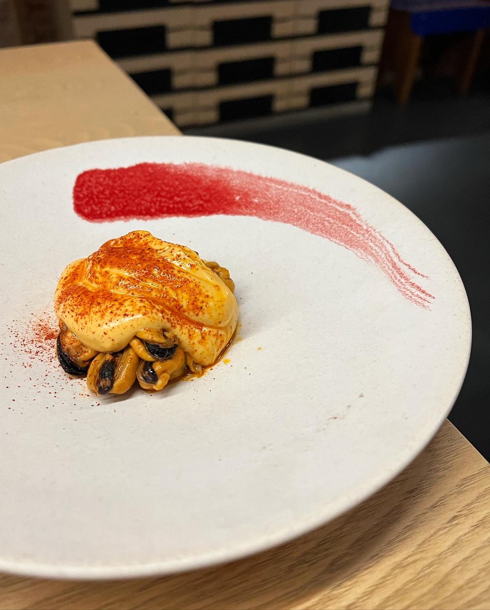 LaGastrolista's tweet photo. 𝐗𝐄𝐈𝐓𝐎! 𝟏𝟗'𝟐𝟎"
El excelente @ipuntodominguez , que cuenta con un restaurante ya consagrado en La Coruña (@NadoRestaurante ), ha transformado el concepto desde el anterior NaDo madrileño hacia @xeito1920 : ahora más informal pero con mucha cocina y elaboraciones por detrás https://t.co/bg2QoMKeOD