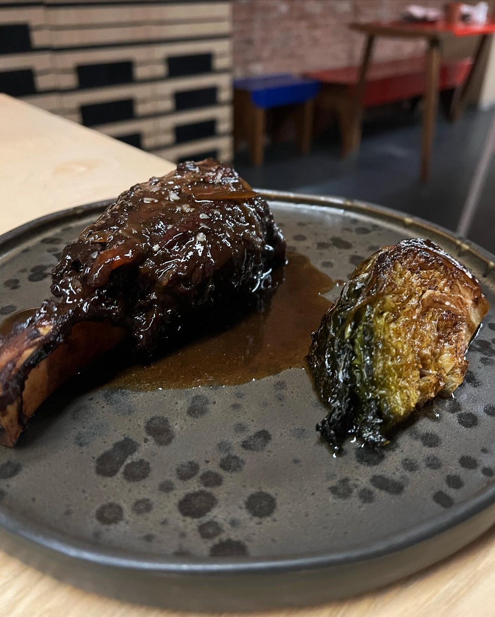 LaGastrolista's tweet photo. @xeito1920 está en un característico bajo abovedado de ladrillo visto (antigua carbonera) en donde la cocina integrada en el comedor es lo primero que encuentras. En carta, aparentemente sencilla, prima el producto de temporada y unos platos de cocina casera gallega actualizada. https://t.co/KqeEYLYj3B
