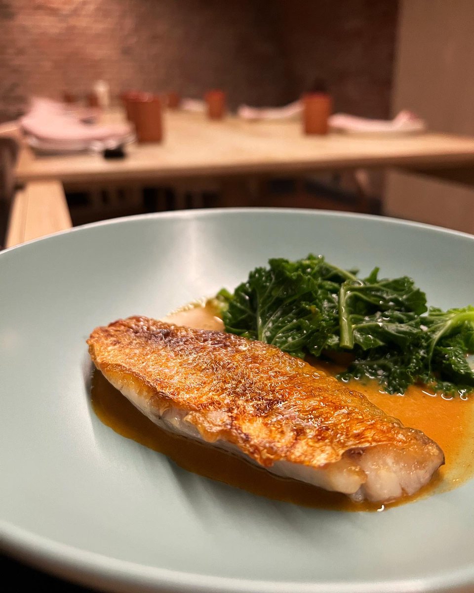 LaGastrolista's tweet photo. @xeito1920 está en un característico bajo abovedado de ladrillo visto (antigua carbonera) en donde la cocina integrada en el comedor es lo primero que encuentras. En carta, aparentemente sencilla, prima el producto de temporada y unos platos de cocina casera gallega actualizada. https://t.co/KqeEYLYj3B