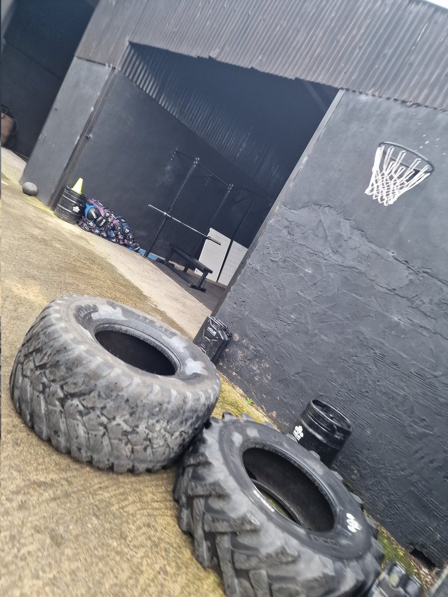 Mandymo4's tweet photo. What a way to start the day #bootcamp on the farm. 8.15am start. Full on strength & running around fields session. Highly recommend https://t.co/o09HGe0wRK check them out #lovedit #physicalheath #mentalhealth #metime #alternativetraining https://t.co/WUQY6F9OcI