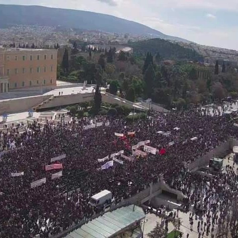 maria_louka's tweet photo. Σύνταγμα τώρα. Η οργή ξεχειλίζει. Δε μπορούν να την πνίξουν ούτε τα χημικά, ούτε τα ψέματα. Καμία συγκάλυψη στο έγκλημα https://t.co/bgbMzmNYlU