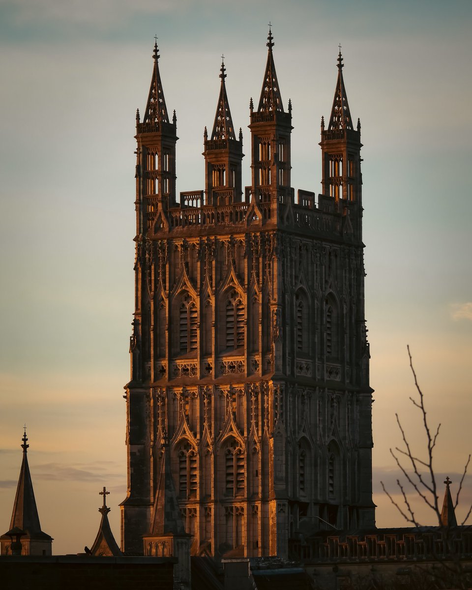 Golden Cathedral 🧡 #cathedral #gloucestercathedral #golden #goldenhour #architecture #history #sunset @BBCGlos @GloucesterCity @VisitGloucester @Glos_Police @GlosLiveOnline