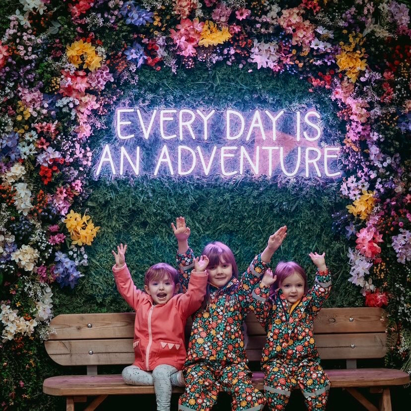 BockettsFarm's tweet photo. Sunday Funday!
Raise your hands if you’re coming to see us today 🙋🏼♀️🙋🏽
📸: @simply.together
#surrey #daysoutwiththekids #visitsurrey #familyadventure #ponyrides #farmpark #surreyhills #playground #surreyfarm #sheepfarm #gokarts #quadbikes #pigrace #ou https://t.co/yS1nrInmtF