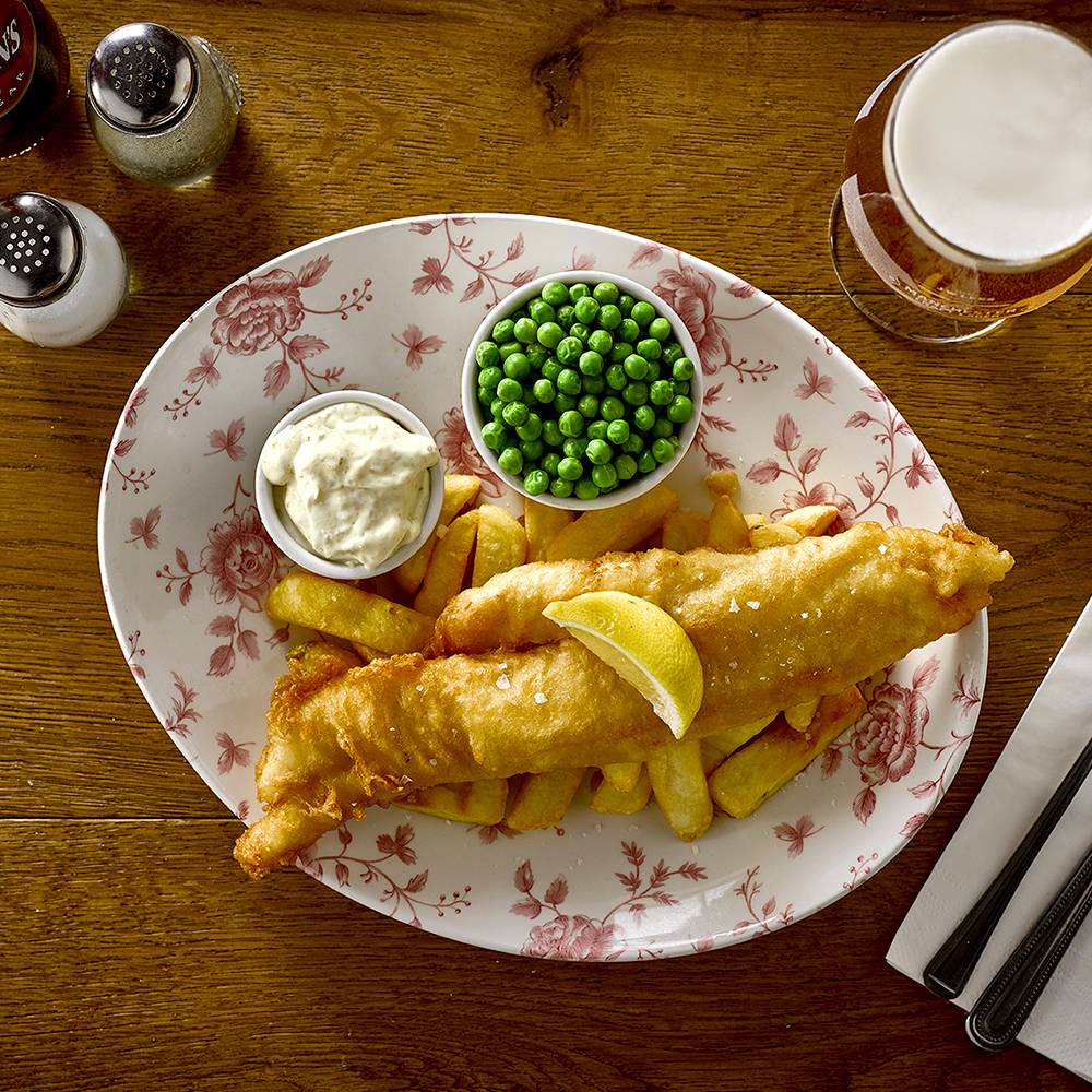 🐟 FISH & CHIPS 🐟 Fresh Cod fillet in crispy MPA beer batter served with thick cut chips, mushy peas, homemade tartar sauce & lemon. A pub classic to please everyone. #fishandchips #fishandchips🐟🍟 #britishpubs #countrypublife #countrypubfood #jwleesbrewery #pubfoodandbeer
