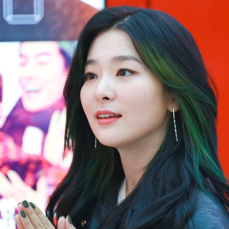 seulgikpics's tweet photo. i'm obsessed with seulgi's green streaks hair https://t.co/NPeqjD8u0Z