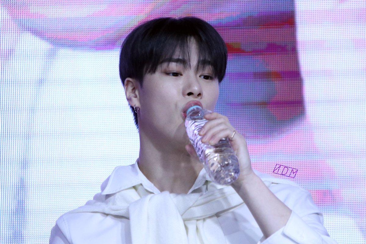 __N_D_M__'s tweet photo. 230201 GIVERNY × MOONBIN FAN SIGN EVENT
#아스트로 #ASTRO #문빈 #MOONBIN

Look at his lips drinking water using a plastic bottle. Sooooo CUTE https://t.co/O9LjZtfNXH